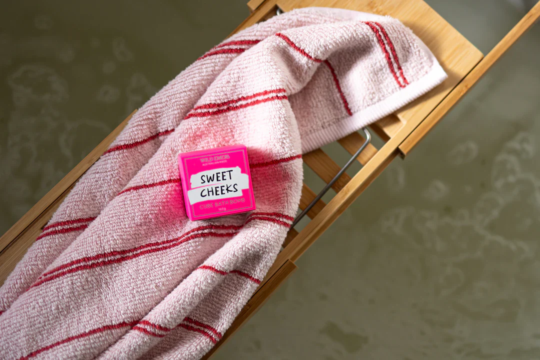 Sweet Cheeks Cheeky Neon Bath Bomb - Image 2